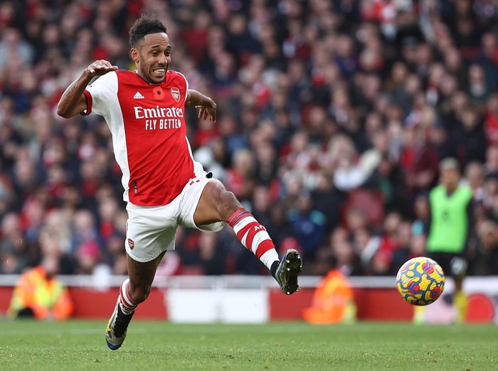 LONDON, ENGLAND - NOVEMBER 07: Pierre-Emerick Aubameyang of Arsenal controls the ball during the Premier League match between Arsenal  and  Watford at Emirates Stadium on November 07, 2021 in London, England. (Photo by Ryan Pierse/Getty Images)
