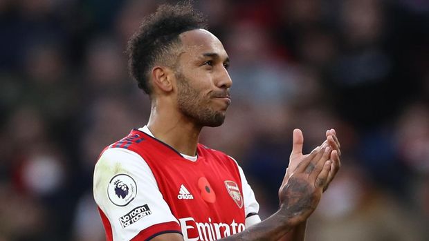 LONDON, ENGLAND - NOVEMBER 07: Pierre-Emerick Aubameyang of Arsenal applauds the fans after the Premier League match between Arsenal and Watford at Emirates Stadium on November 07, 2021 in London, England. (Photo by Ryan Pierse/Getty Images)