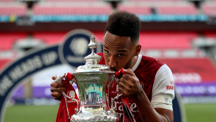 LONDON, ENGLAND - AUGUST 01: Pierre-Emerick Aubameyang of Arsenal kisses the FA Cup Trophy after his teams victory in the Heads Up FA Cup Final match between Arsenal and Chelsea at Wembley Stadium on August 01, 2020 in London, England. Football Stadiums around Europe remain empty due to the Coronavirus Pandemic as Government social distancing laws prohibit fans inside venues resulting in all fixtures being played behind closed doors. (Photo by Adam Davy/Pool via Getty Images)