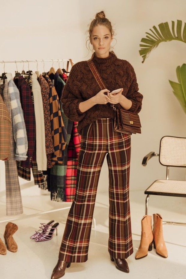Pinterest.com/voguespain Padukan sweater dan plaid pants
