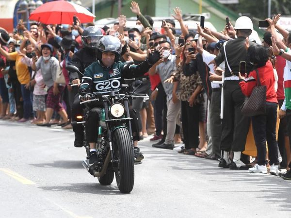 Brummm.... Jokowi Motoran Tinjau Infrastruktur di Danau Toba
