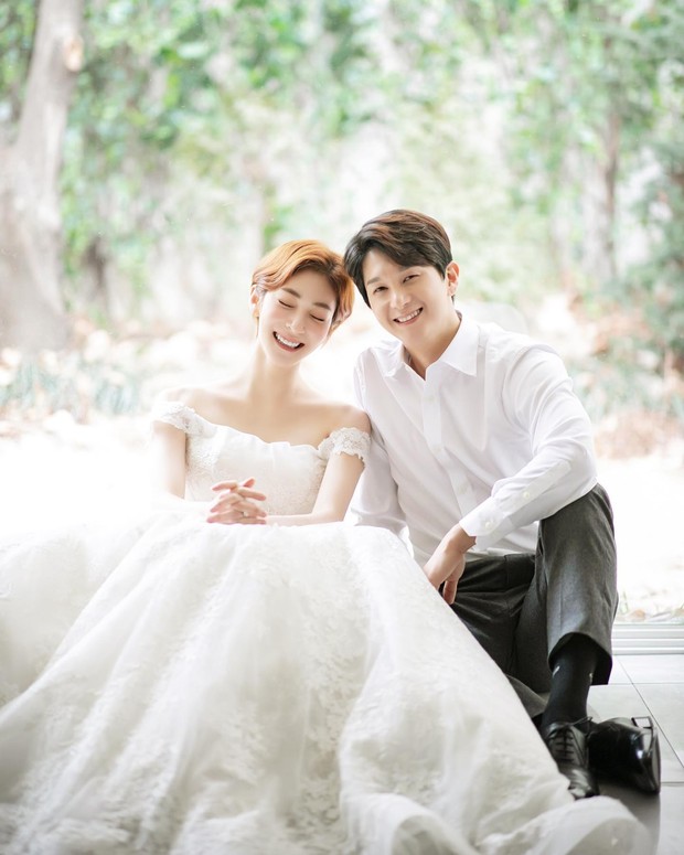 Potret Kebahagiaan Park Jong Suk dan Wang Ji Won dalam Foto Pra-nikah
