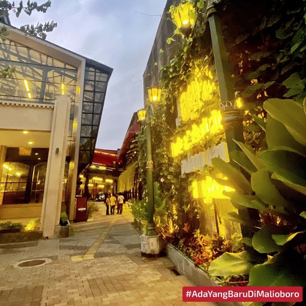 Potret Teras Malioboro gedung baru yang digunakan oleh PKL Maliboro Jogja/instagram/humasjogja Lokasi Teras Malioboro sebagai tempat berbelanja baru di wisata Jogja.