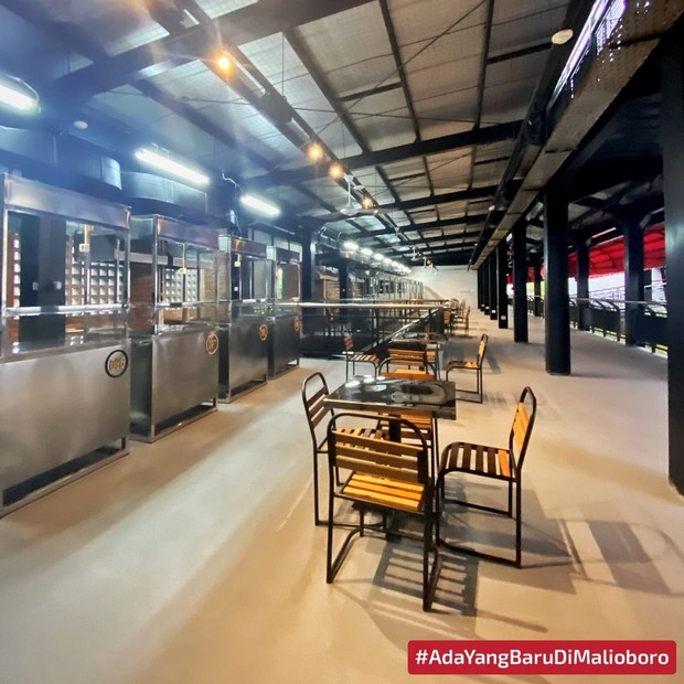 Potret Teras Malioboro gedung baru yang digunakan oleh PKL Maliboro Jogja/instagram/pemkotjogja Konsep Teras Malioboro sebagai ruang interaksi masyarakat dan PKL.