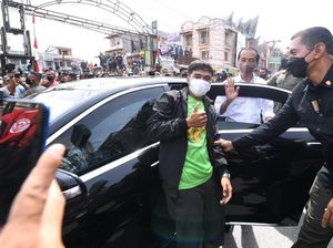 Jokowi Bagikan Bantuan Modal di Pasar Porsea, Berikan Jaket ke Tukang Jahit