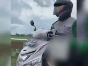 Viral Pria Bermotor di Tulungagung Pamer Alat Vital ke Biker Perempuan Viral Pria Bermotor di Tulungagung Pamer Alat Vital ke Biker Perempuan