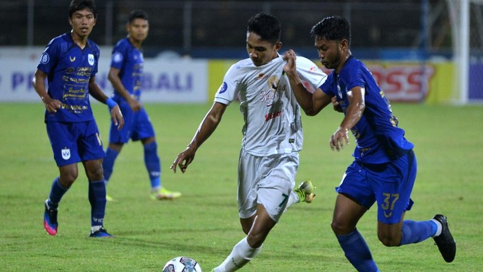 Pesepak bola Persebaya Surabaya Marselino Ferdinan (kedua kanan) berebut bola dengan pesepak bola PSIS Semarang Resky Fandi Witriawan (kanan) saat pertandingan Liga 1 di Stadion I Gusti Ngurah Rai, Denpasar, Bali, Rabu (2/2/2022). PSIS Semarang dan Persebaya Surabaya bermain imbang dengan skor 0-0. ANTARA FOTO/Fikri Yusuf/aww.