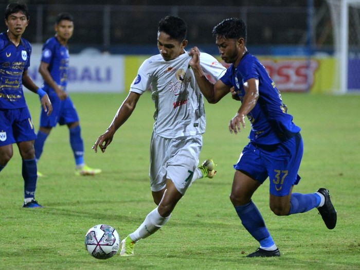 Pesepak bola Persebaya Surabaya Marselino Ferdinan (kedua kanan) berebut bola dengan pesepak bola PSIS Semarang Resky Fandi Witriawan (kanan) saat pertandingan Liga 1 di Stadion I Gusti Ngurah Rai, Denpasar, Bali, Rabu (2/2/2022). PSIS Semarang dan Persebaya Surabaya bermain imbang dengan skor 0-0. ANTARA FOTO/Fikri Yusuf/aww.