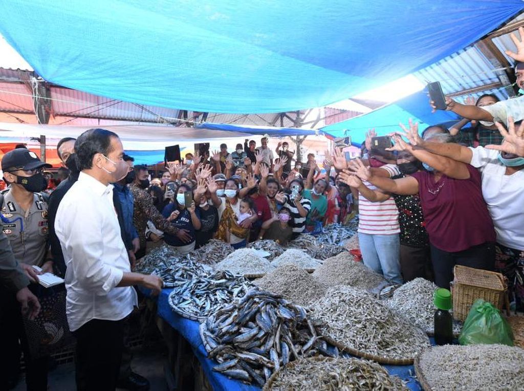 Riuhnya Pedagang Pasar Porsea Toba Kala Didatangi Jokowi