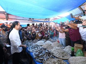 Riuhnya Pedagang Pasar Porsea Toba Kala Didatangi Jokowi Riuhnya Pedagang Pasar Porsea Toba Kala Didatangi Jokowi