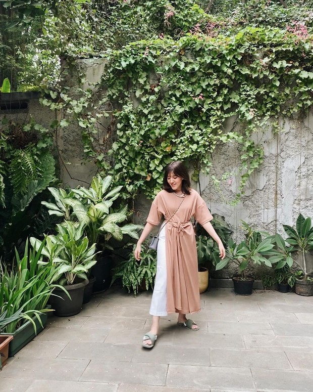 Ify selalu tampil dengan look feminim nan modern.
