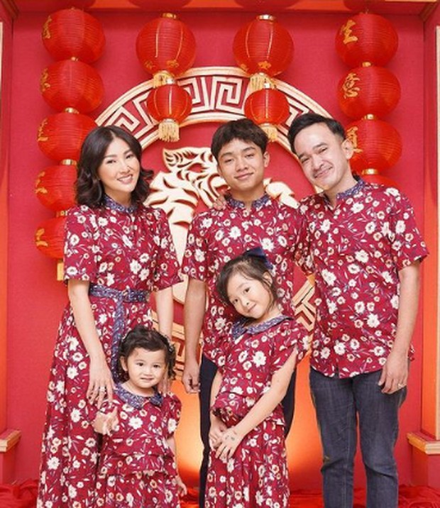 the onsu/Foto : instagram.com/sarwendah29 Kekompakan keluarga The Onsu merayakan imlek tahun ini