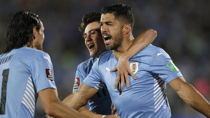 MONTEVIDEO, URUGUAY - FEBRUARY 01: Luis Suarez of Uruguay celebrates after scoring the fourth goal of his team during a match between Uruguay and Venezuela as part of FIFA World Cup Qatar 2022 Qualifiers at Centenario Stadium on February 01, 2022 in Montevideo, Uruguay. (Photo by Mariana Greif - Pool/Getty Images)