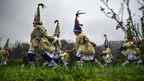 Tradisi Usir Roh Jahat Lewat Karnaval Joaldunak