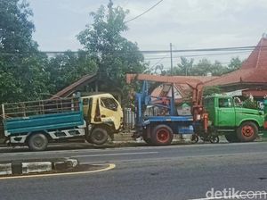 Sopir Diduga Ngantuk, Truk Gasak Pagar dan Tiang Telepon di Klaten