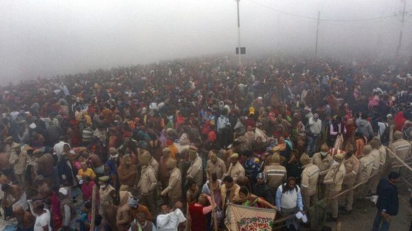 Tumpah Ruah Warga India Saat Mandi Suci di Sungai Gangga