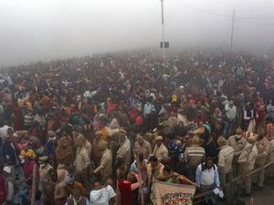 Tumpah Ruah Warga India Saat Mandi Suci di Sungai Gangga Tumpah Ruah Warga India Saat Mandi Suci di Sungai Gangga