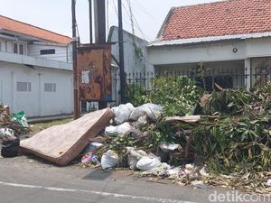 Sampah Mulai Kasur Hingga Kursi Masih Menumpuk di Pinggir Jalan Surabaya
