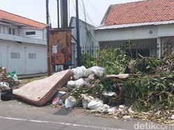 Sampah Mulai Kasur Hingga Kursi Masih Menumpuk di Pinggir Jalan Surabaya