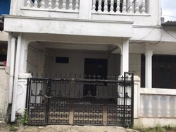 Viral Pencuri Gondol Pagar Besi Rumah Kosong di Depok, Begini Kejadiannya