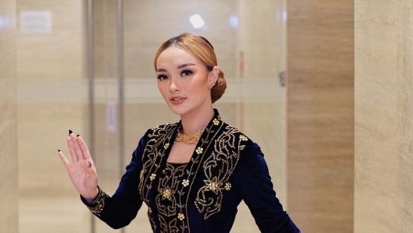 8 Foto Terbaru Zaskia Gotik Anggun Berkebaya, Rambut Blonde Tuai Nyinyiran