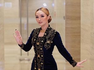 8 Foto Terbaru Zaskia Gotik Anggun Berkebaya, Rambut Blonde Tuai Nyinyiran 8 Foto Terbaru Zaskia Gotik Anggun Berkebaya, Rambut Blonde Tuai Nyinyiran