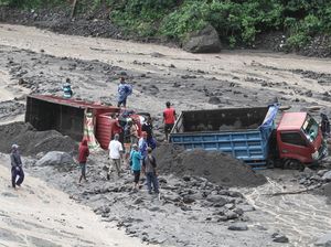 Dampak Hujan Jogja-Sleman: Reklame Tumbang, Truk Terjebak Banjir Lahar Dampak Hujan Jogja-Sleman: Reklame Tumbang, Truk Terjebak Banjir Lahar