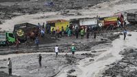 Puluhan Truk Pasir Terjebak Banjir Lahar Gunung Merapi