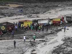Hujan Deras, 24 Truk Pasir Terjebak di Sungai Boyong Gunung Merapi