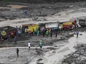 Puluhan Truk Pasir Terjebak Banjir Lahar Gunung Merapi Puluhan Truk Pasir Terjebak Banjir Lahar Gunung Merapi