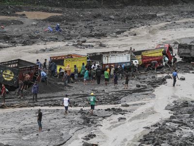 Puluhan Truk Pasir Terjebak Banjir Lahar Gunung Merapi