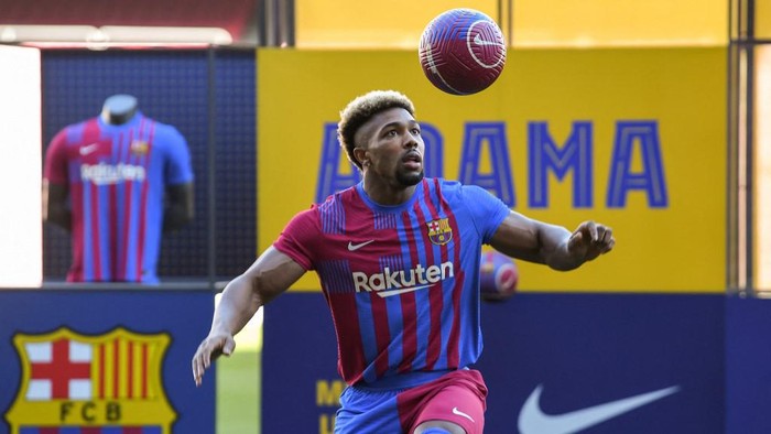 Barcelonas Spanish new player Adama Traore controls the ball as he poses for pictures during his official presentation, at the Camp Nou stadium in Barcelona on February 2, 2022. (Photo by LLUIS GENE / AFP)
