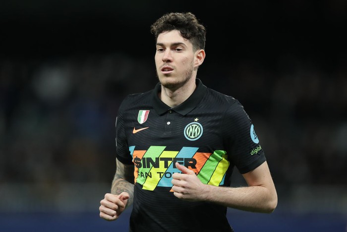 MADRID, SPAIN - DECEMBER 07: Alessandro Bastoni of FC Internazionale Milano in action during the UEFA Champions League group D match between Real Madrid and FC Internazionaleat Estadio Santiago Bernabeu on December 07, 2021 in Madrid, Spain. (Photo by Gonzalo Arroyo Moreno/Getty Images)