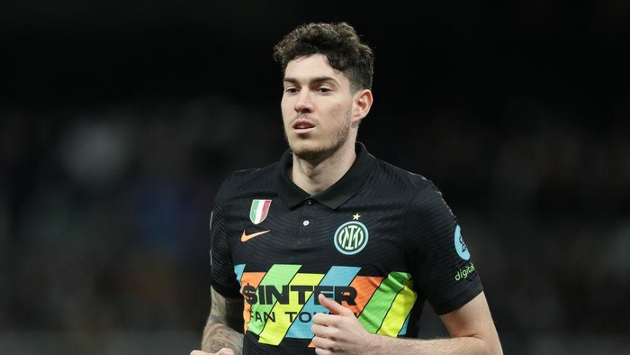 MADRID, SPAIN - DECEMBER 07: Alessandro Bastoni of FC Internazionale Milano in action during the UEFA Champions League group D match between Real Madrid and FC Internazionaleat Estadio Santiago Bernabeu on December 07, 2021 in Madrid, Spain. (Photo by Gonzalo Arroyo Moreno/Getty Images)