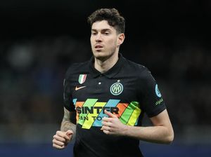 Agen Bastoni Redam Rumor Tottenham & MU: Dia Akan Tetap di Inter