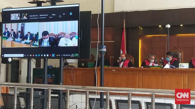 Mantan Gubernur Sumatera Selatan Alex Noerdin didakwa pasal berlapis atas kasus penjualan gas negara dan korupsi pembangunan Masjid Raya Sriwijaya di Pengadilan Tipikor Palembang, Kamis (3/2).