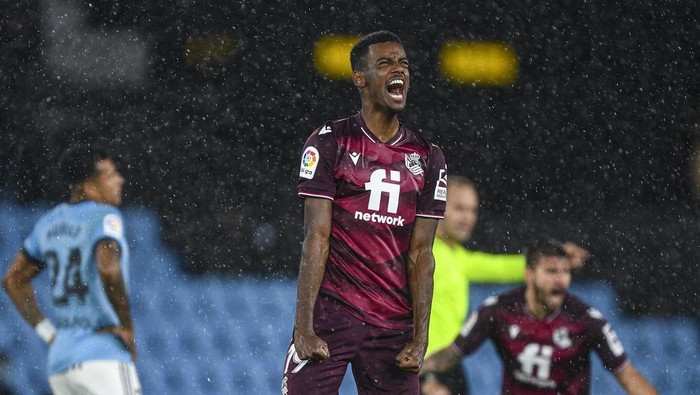VIGO, SPAIN - OCTOBER 28: Alexander Isak of Real Sociedad celebrates after he scores his sides first goal during the LaLiga Santander match between RC Celta de Vigo and Real Sociedad at Abanca-Balaídos on October 28, 2021 in Vigo, Spain. (Photo by Octavio Passos/Getty Images)