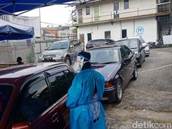 DKI Digempur Omicron, Antrean Drive Thru Tes COVID-19 di Jaktim Mengular