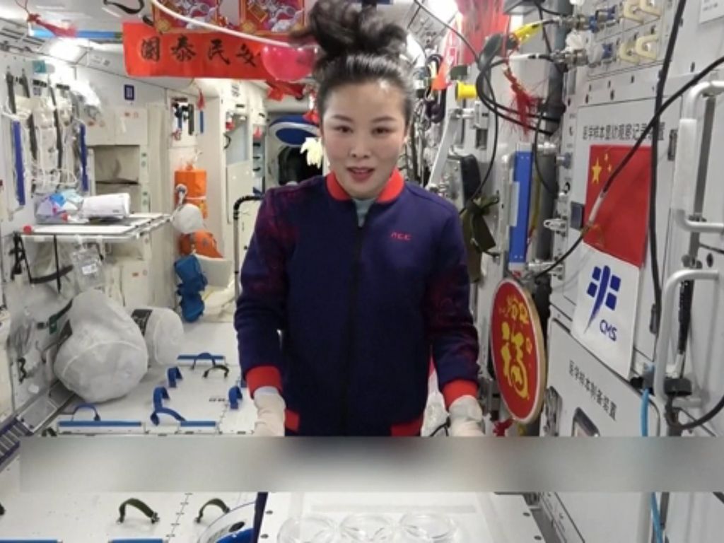 Astronaut China Tunjukkan Cara Keramas saat Berada di Luar Angkasa