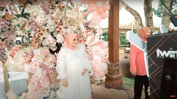 8 Foto Baby Shower Aurel Hermansyah Jelang Lahiran, Elegan Bertema Serba Pink