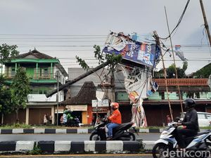 Baliho Jumbo di Ring Road Utara Sleman Roboh Timpa Jaringan Listrik