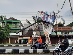 Baliho Jumbo di Ring Road Utara Sleman Roboh Timpa Jaringan Listrik