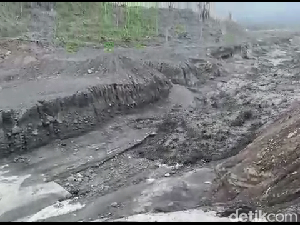 Semeru Muntahkan Banjir Lahar Dingin di Tengah Status Siaga Semeru Muntahkan Banjir Lahar Dingin di Tengah Status Siaga