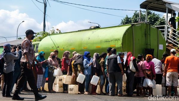 Begini Ramainya Antrean Minyak Goreng Murah di Pasar Kramat Jati