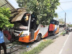 Bus Dali Jaya Tabrak 3 Rumah dan 2 Mobil di Gresik