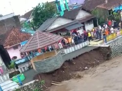 Baru Dibangun,Gazebo di Cipanyir Hanyut Diterjang Sungai Ciloseh
