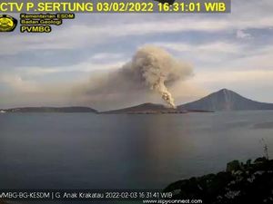 Gunung Anak Krakatau Meletus, Tinggi Kolom Abu Capai 200 Meter Gunung Anak Krakatau Meletus, Tinggi Kolom Abu Capai 200 Meter