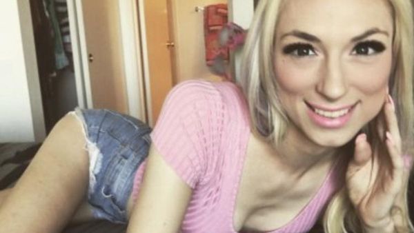 Kiprah Bintang Porno Holly Parker yang Meninggal Dunia
