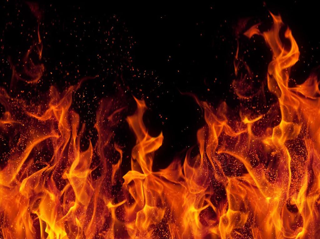 Damkar Selamatkan ODGJ Terjebak dalam Rumah yang Terbakar di Depok