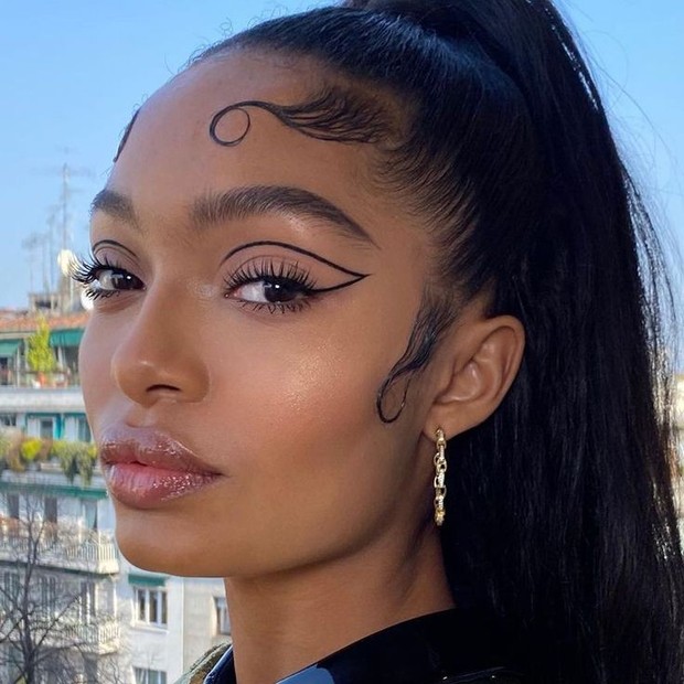 Ilustrasi double winged eyeliner/Pinterest.com/Byrdie